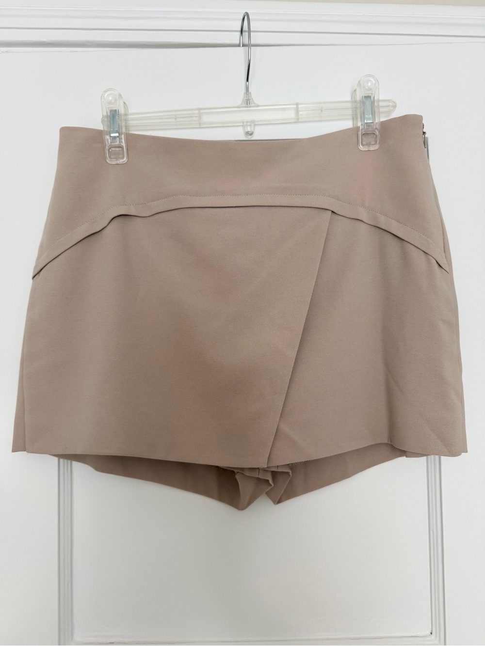 BCBGMaxAzria Skort in Pumice - Size S